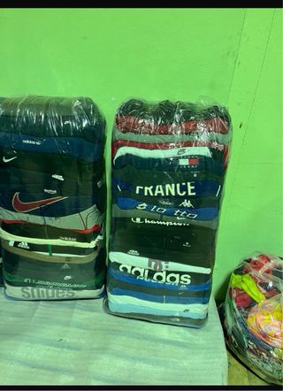 Lote di Abbigliamento Vintage di Vari Marchi