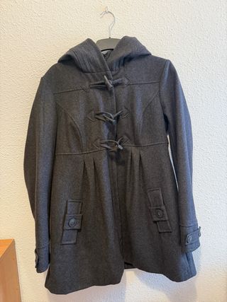 Abrigo gris con capucha y botones
