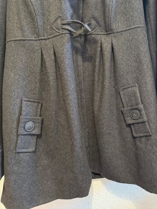 Abrigo gris con capucha y botones
