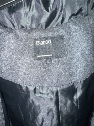 Abrigo gris con capucha y botones