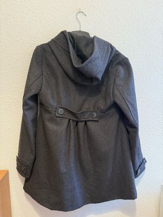 Abrigo gris con capucha y botones