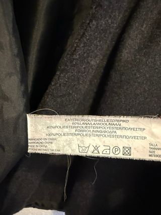 Abrigo gris con capucha y botones