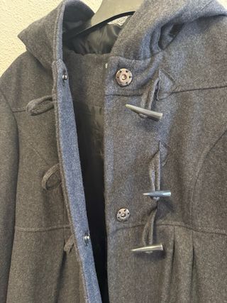 Abrigo gris con capucha y botones