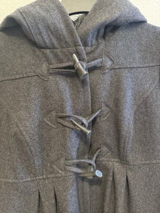 Abrigo gris con capucha y botones