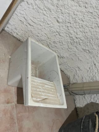 Pila de lavar blanca