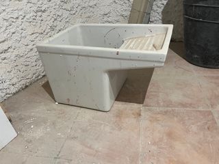 Pila de lavar blanca