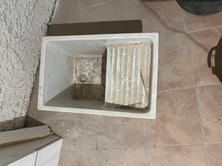 Pila de lavar blanca