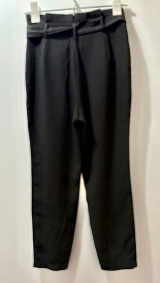 Pantalón de vestir negro con cinturón