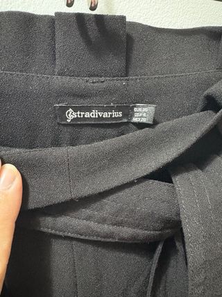 Pantalón de vestir negro con cinturón