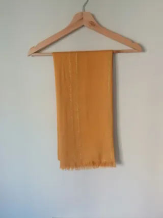 Pashmina árabe dorada con flecos