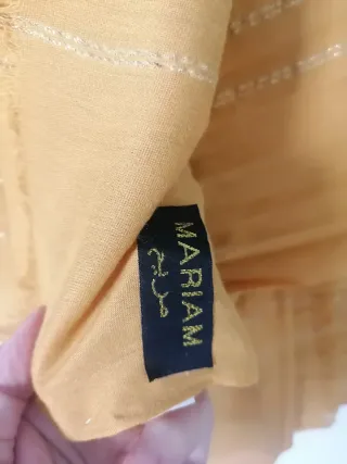 Pashmina árabe dorada con flecos