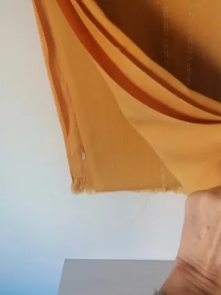 Pashmina árabe dorada con flecos