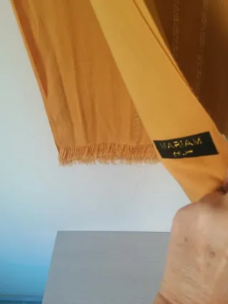 Pashmina árabe dorada con flecos