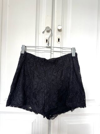 Pantalón corto encaje negro