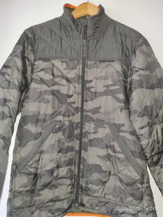 Chaqueta fina acolchada camuflaje hombre.