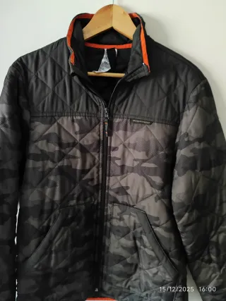 Chaqueta fina acolchada camuflaje hombre.