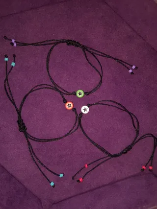 Pulsera negra con detalle de estrella verde