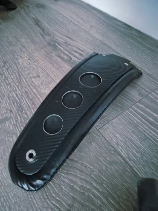 Corbata embellecedor rueda trasera moto