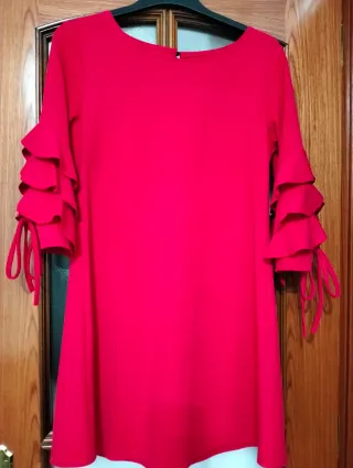 Vestido rojo con volantes en mangas