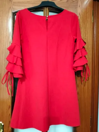 Vestido rojo con volantes en mangas
