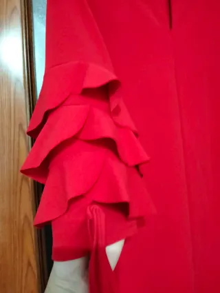 Vestido rojo con volantes en mangas