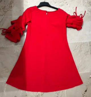 Vestido rojo con volantes en mangas