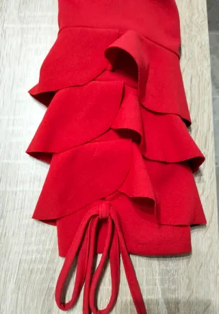 Vestido rojo con volantes en mangas