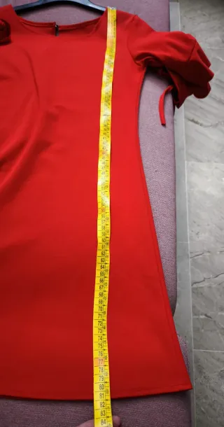Vestido rojo con volantes en mangas