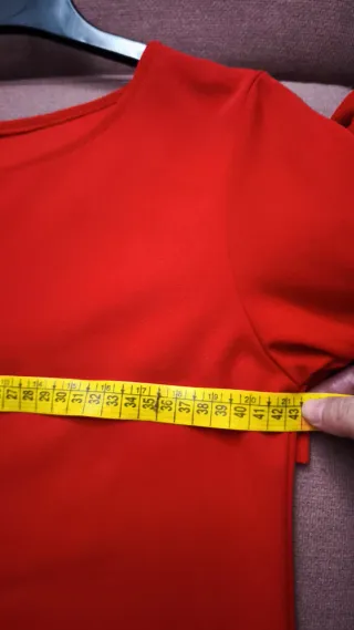 Vestido rojo con volantes en mangas