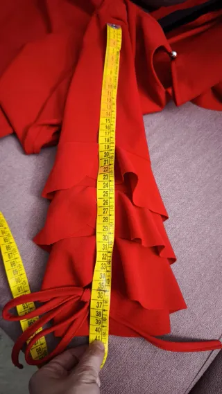 Vestido rojo con volantes en mangas