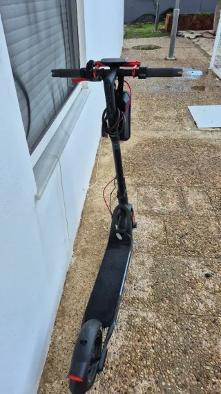 Patinete eléctrico tiene una goma pinchada