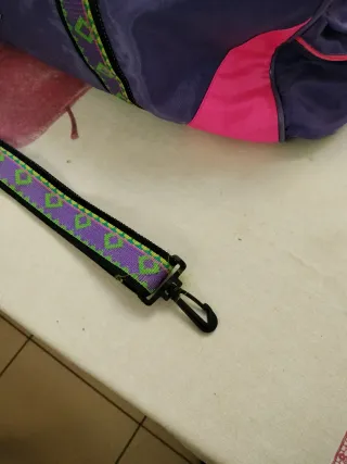 Bolsa de deporte Karhu verde y morada. Vontage