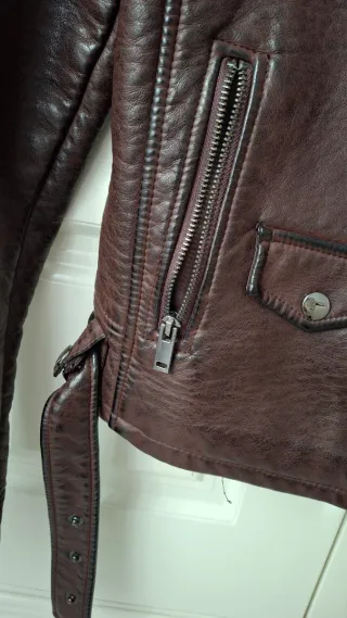 Cazadora efecto piel Bershka marrón oscuro