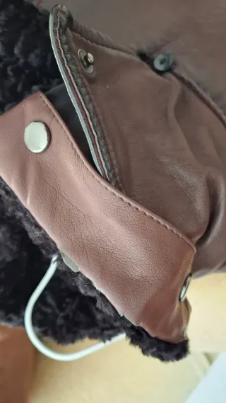 Cazadora efecto piel Bershka marrón oscuro