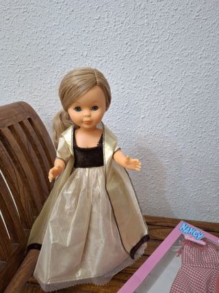 Muñeca Nancy con Vestido de Regalo