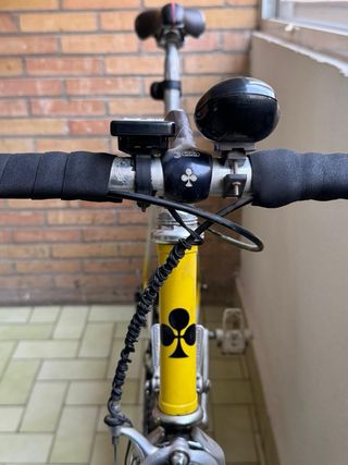 Bicicleta de carretera Colnago amarilla