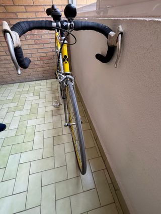Bicicleta de carretera Colnago amarilla