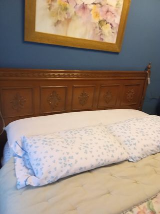 Cama de madera con colchón floral