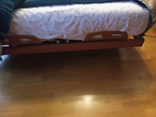 Cama de madera con colchón floral