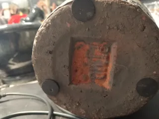 Vaso antigo de cerâmica com padrão floral