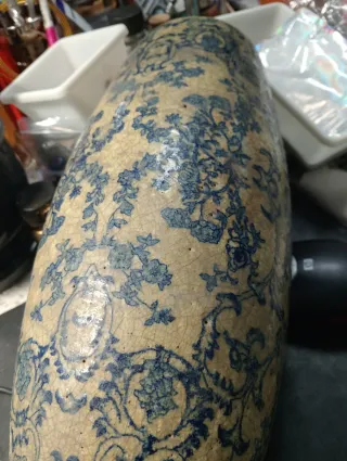 Vaso antigo de cerâmica com padrão floral