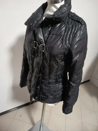 Giubbino nero con fibbia