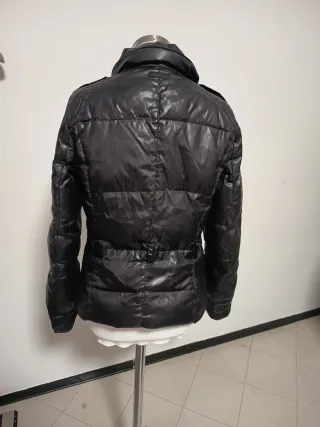 Giubbino nero con fibbia