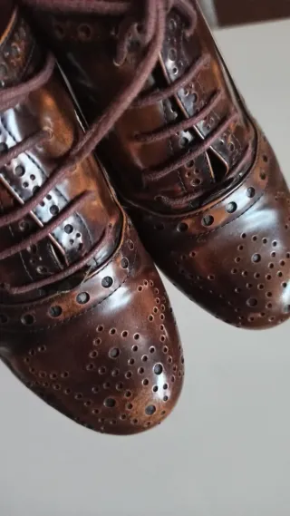 Zapatos de tacón marrones con cordones