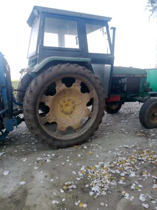 Tractor John Deere 1640 con cuba (600lts) + jaula