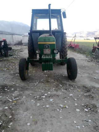 Tractor John Deere 1640 con cuba (600lts) + jaula