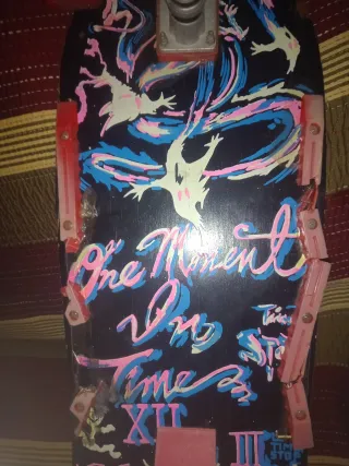 Skate con diseño de dragones y texto