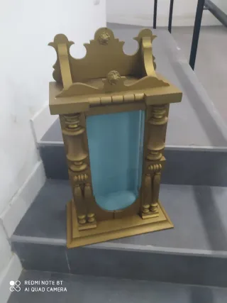 Capilla religiosa de madera dorada, leer anuncio