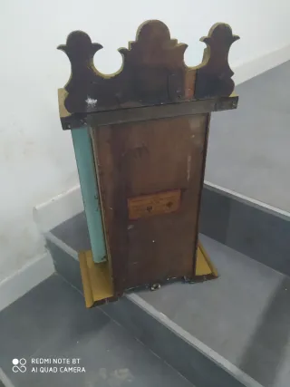 Capilla religiosa de madera dorada, leer anuncio