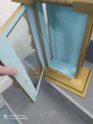 Capilla religiosa de madera dorada, leer anuncio